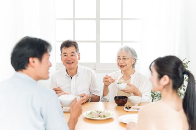 高齢者の健康的な食事と食べやすい料理のポイント